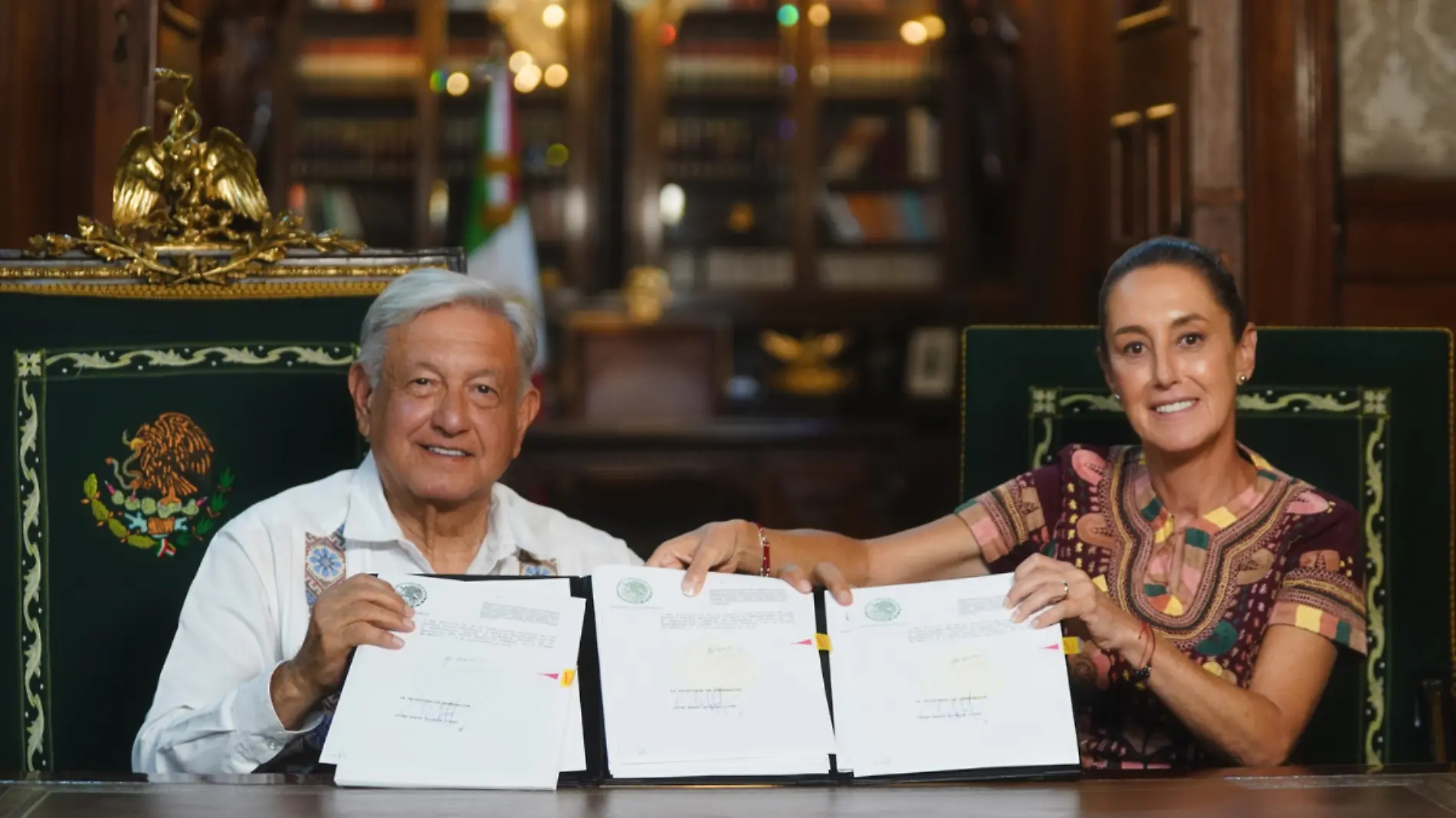 AMLO y Shenbaum en la firma de la reforma judicial (1)